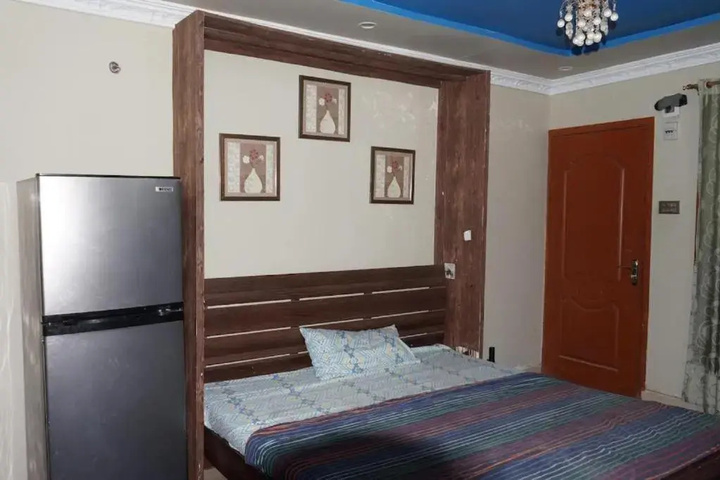 Room 6 of 12