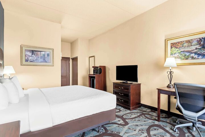 1 King Bed Pillowtop Bed 32 Inch LCD Television Microwave and Refrigerator Full Breakfast (6 of 14)
