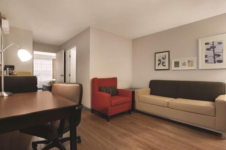 2 Queen Beds (7 of 10)