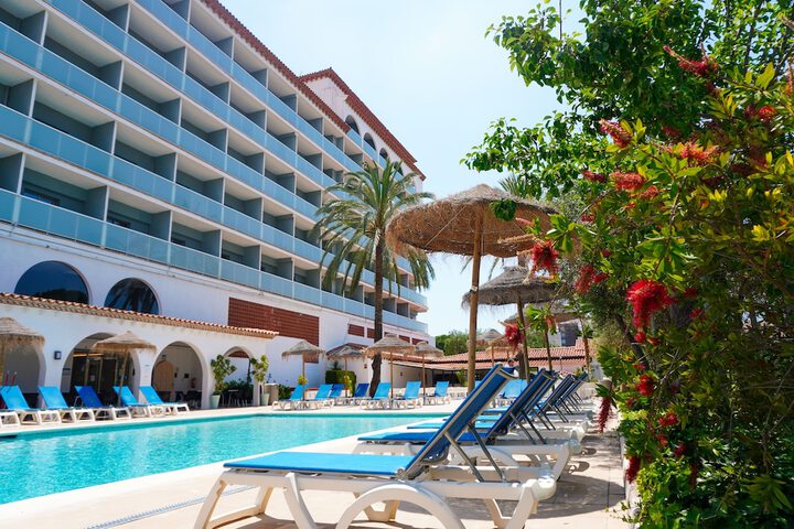 Hotel with Pool