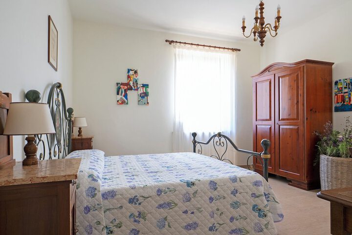 Room 6 of 12
