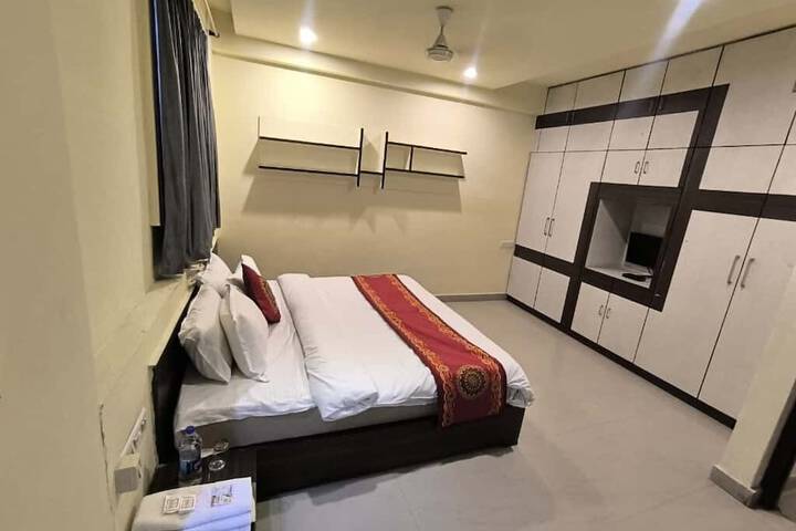 Room 5 of 13