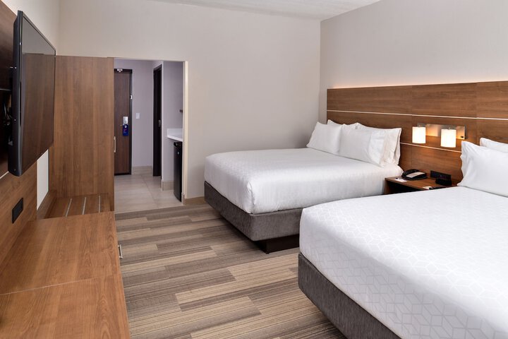 2 Queen Beds (8 of 20)