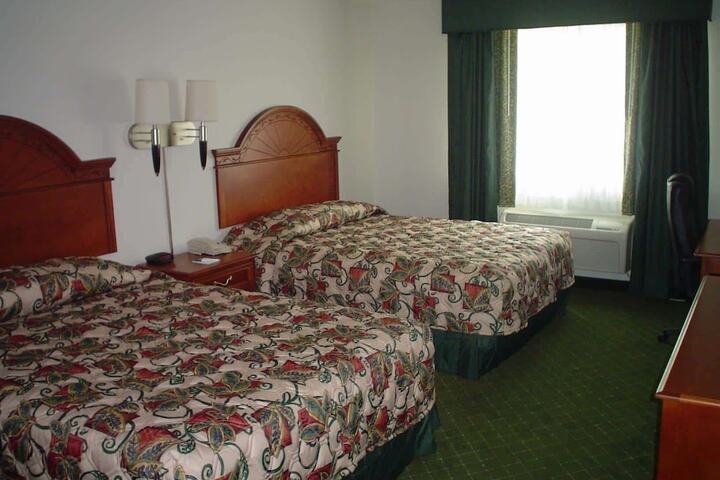 2 Queen Beds (1 of 5)