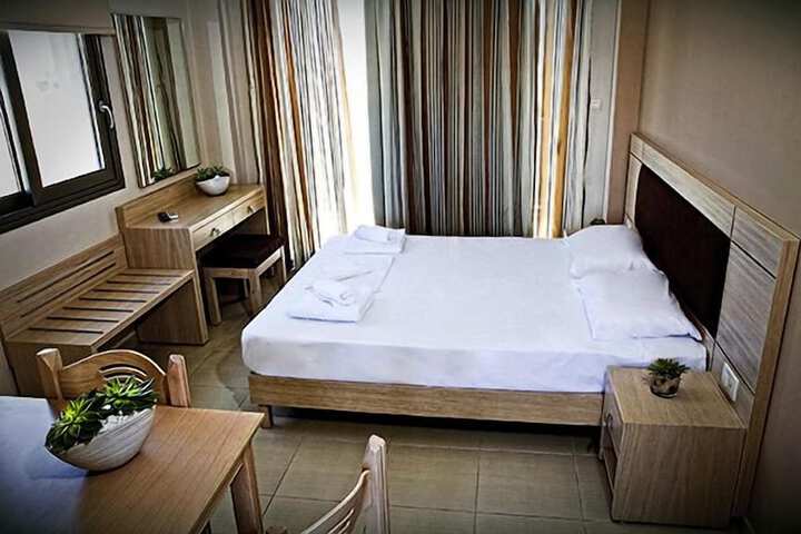Room 6 of 28