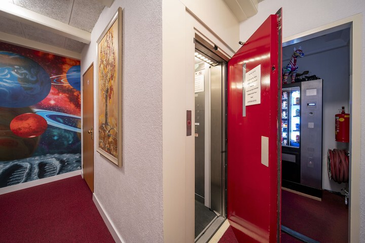 Ballroom/Hall 117 of 142