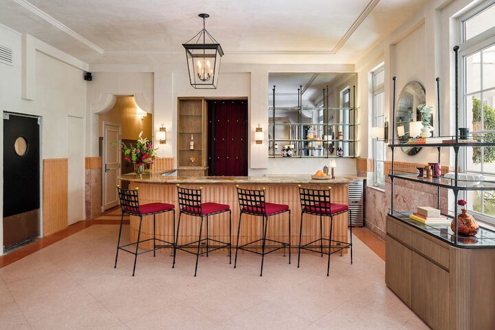 Lobby lounge
