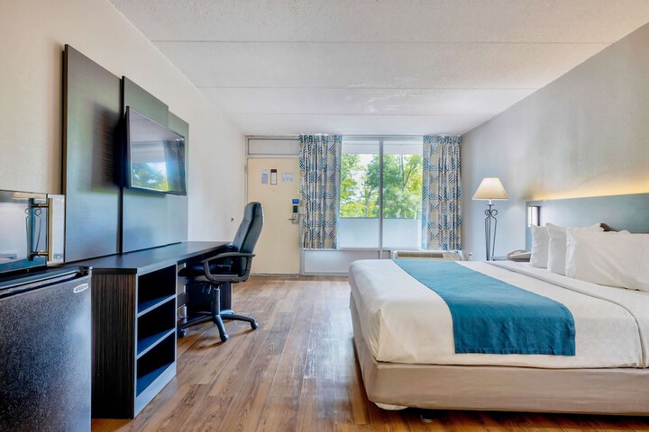 1 King Bed Micfridge (2 of 12)
