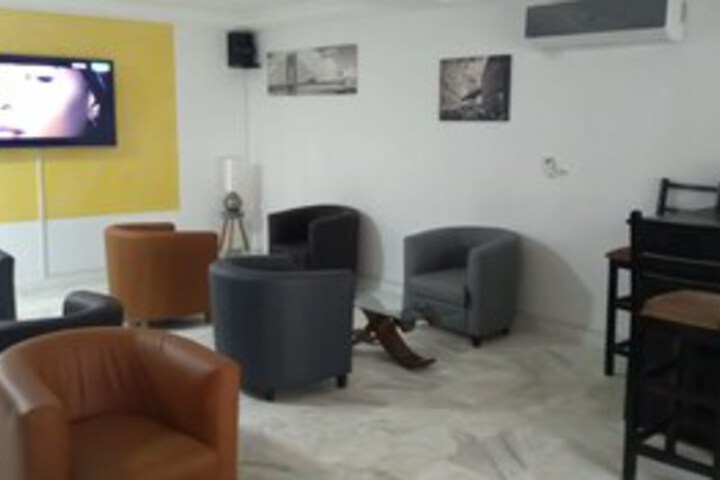 Lounge 17 of 35