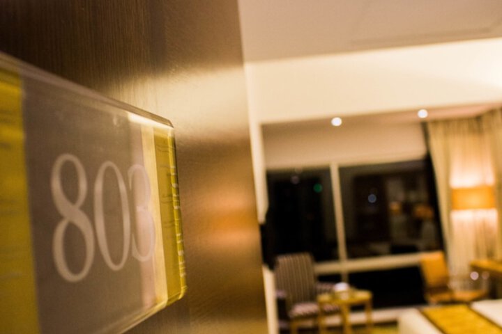 Room 18 of 100