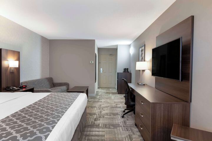 1 King Bed Tower Desk Microwave, Refrigerator WiFi (12 of 16)