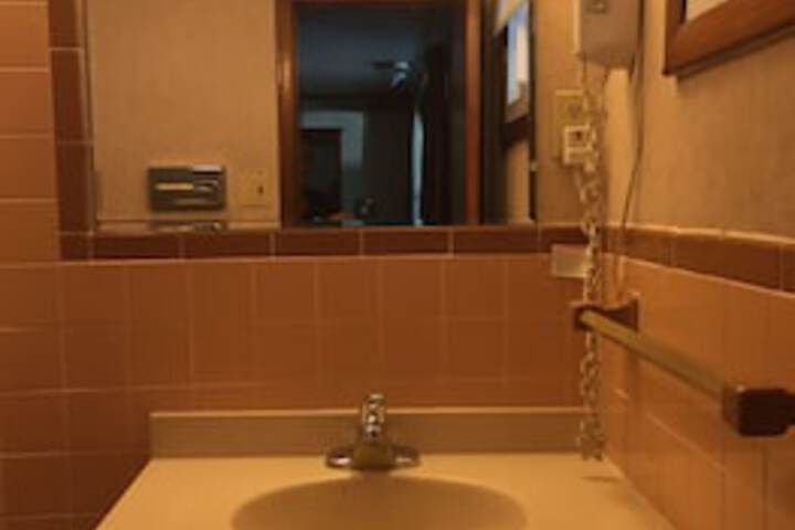 Bathroom sink