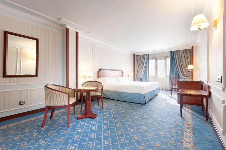 Room 32 of 80