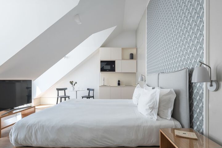 Room 12 of 76