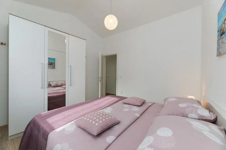Room 6 of 19