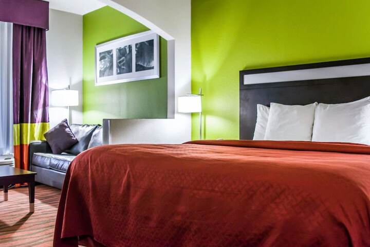 1 King Bed Suite (5 of 7)
