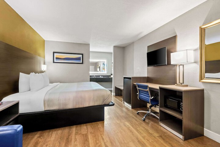 1 King Bed (2 of 16)