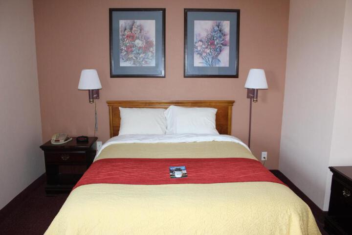 2 Queen Beds (2 of 3)