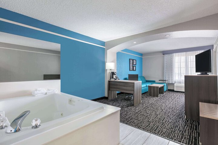 1 King Bed (9 of 17)