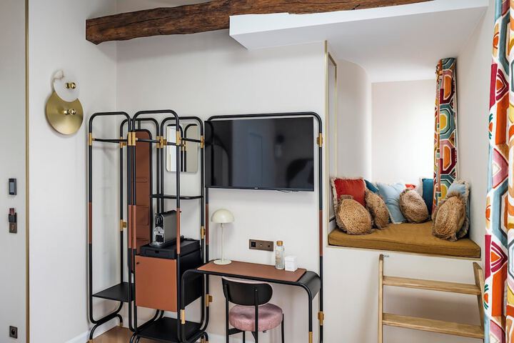 Room 17 of 35