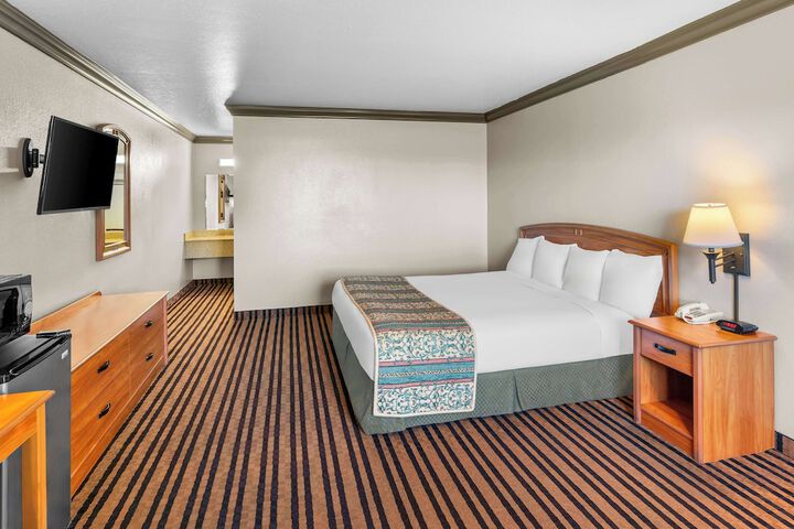 1 King Bed (9 of 9)