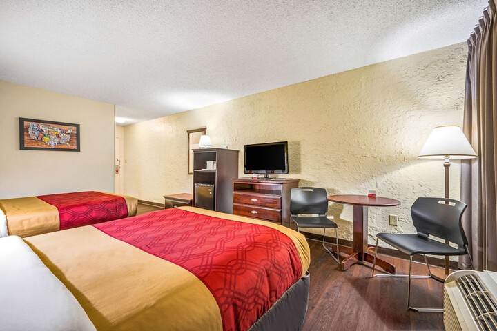2 Double Beds (6 of 8)