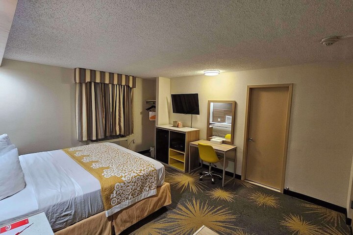 1 King Bed (3 of 14)