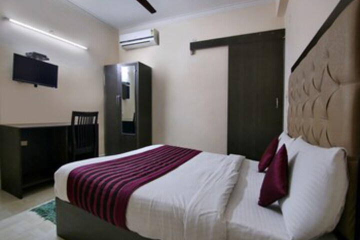 Room 11 of 26