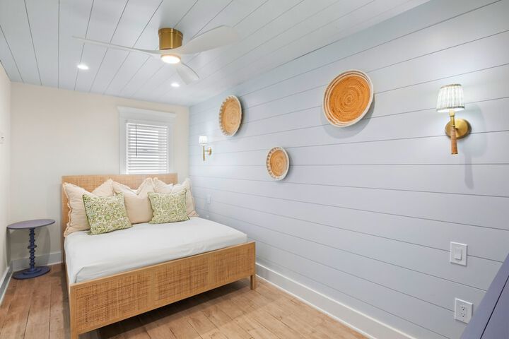 Room 32 of 230