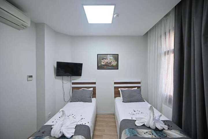 Room 6 of 34