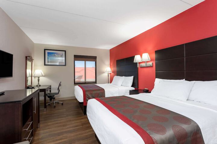 2 Queen Beds (2 of 5)