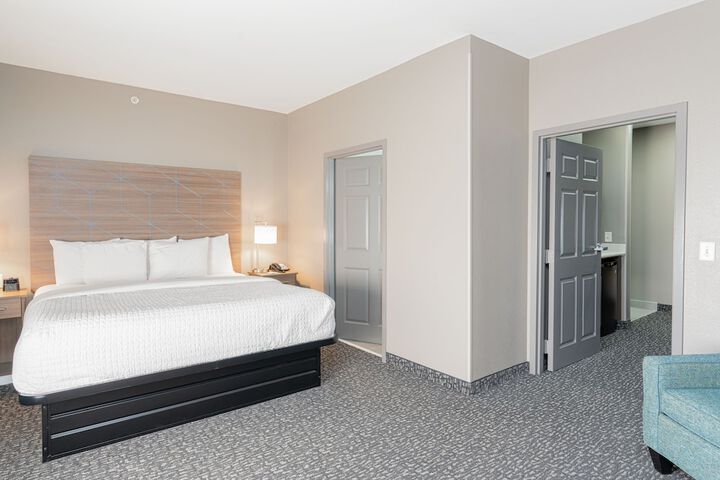 1 King Bed (14 of 18)