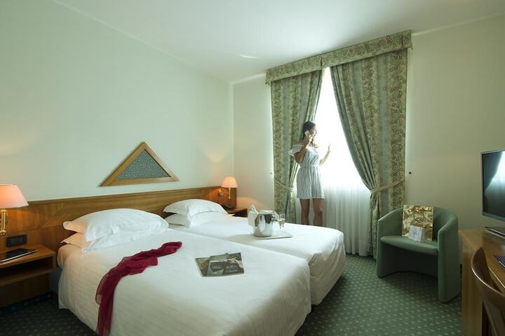 Room 12 of 46