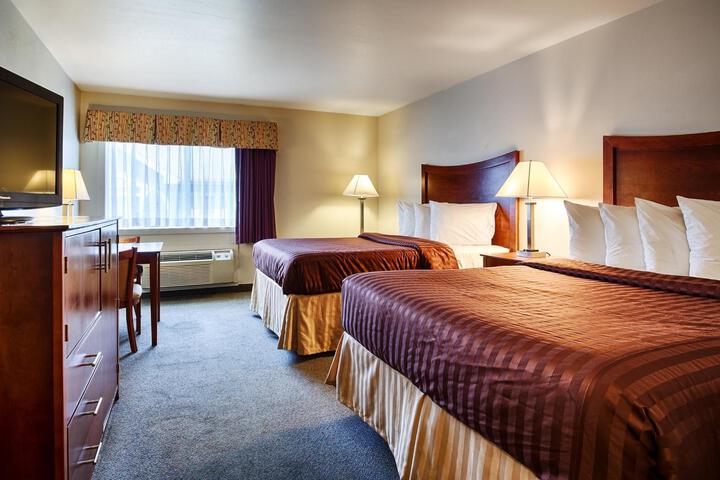 2 Queen Accessible Bathtub Microwave, Refrigerator WiFi Continental Breakfast (1 of 21)