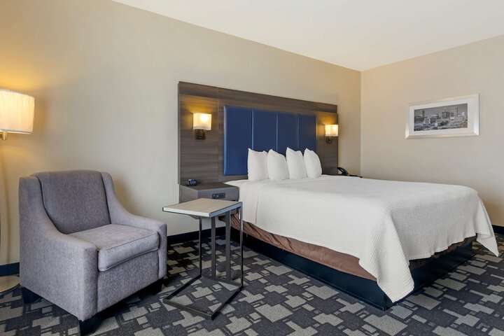 1 King Bed Microwave, Refrigerator High Speed Internet Accessible Full Breakfast (13 of 19)