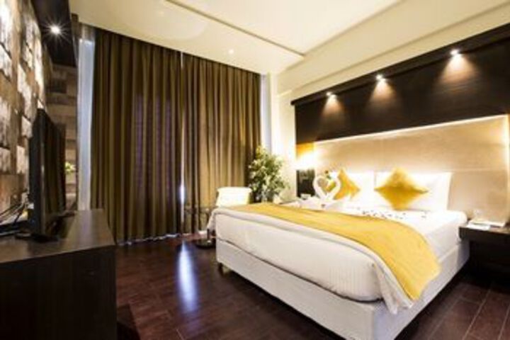 Room 9 of 18