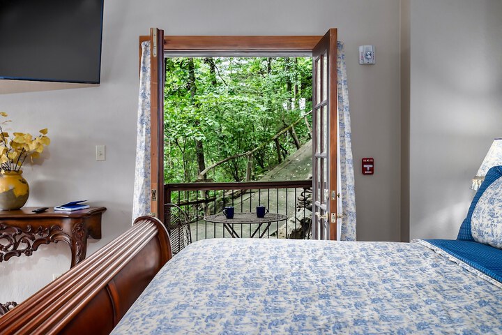 Snug Hug Queen Suite with Fireplace (93 of 131)