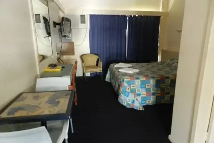 Room 7 of 12