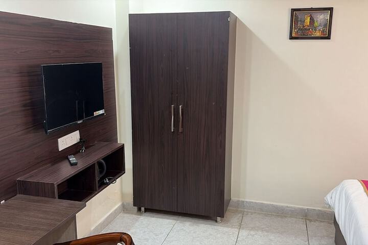 Room 3 of 44