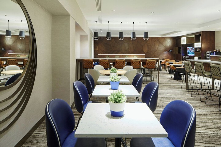 Lounge 54 of 68