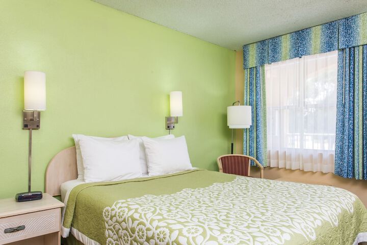 1 Queen Bed (15 of 19)