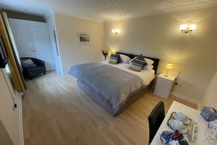 Room 2 of 10