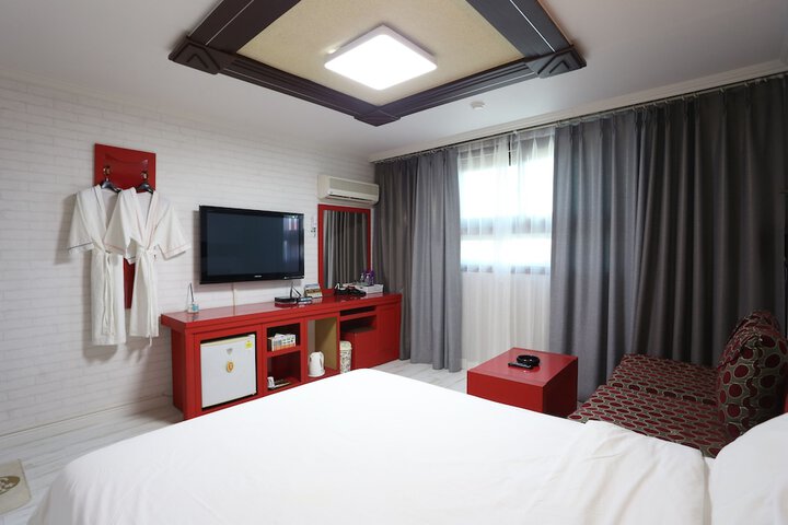 Room 5 of 32
