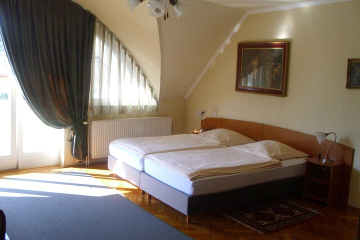 Room 10 of 38