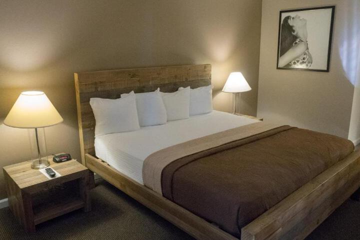 Double Deluxe King Bed (2 of 2)