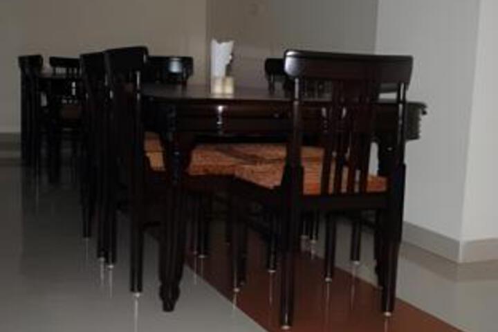 Dining 4 of 9