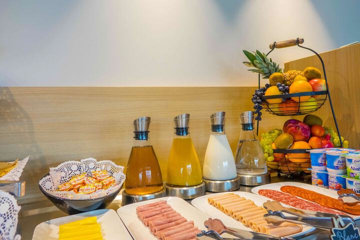 Breakfast/Coffee Service 60 of 84