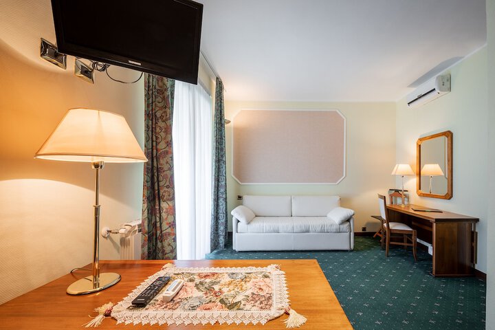 Room 53 of 100