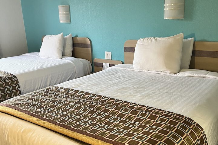 2 Queen Beds (1 of 14)