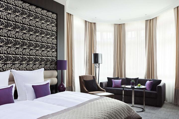 Room 10 of 72